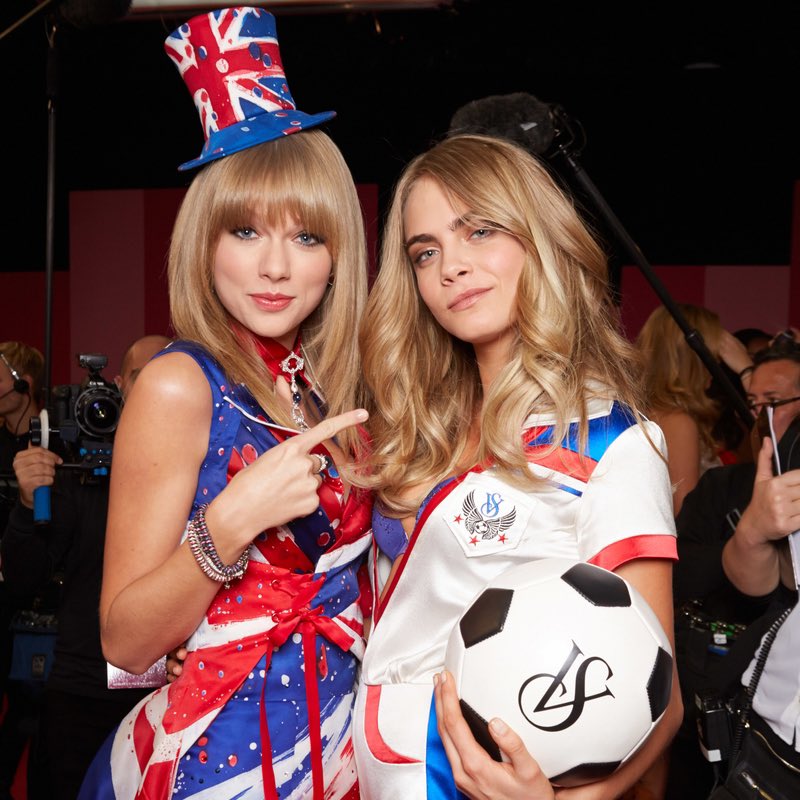 테일러 스위프트 카라 델레바인 이 아름다운 우정

카라가 엄청 끔찍한 이별을 겪고 있었는데 테이가 카라를 테이 집에서 같이 살게 해줬대 테이가 완전 가정적인 사람이라서 카라를 잘 돌봐줬대 성격 차이에도 불구하고 즐겁게 지냈다네 테이 멋지다♡