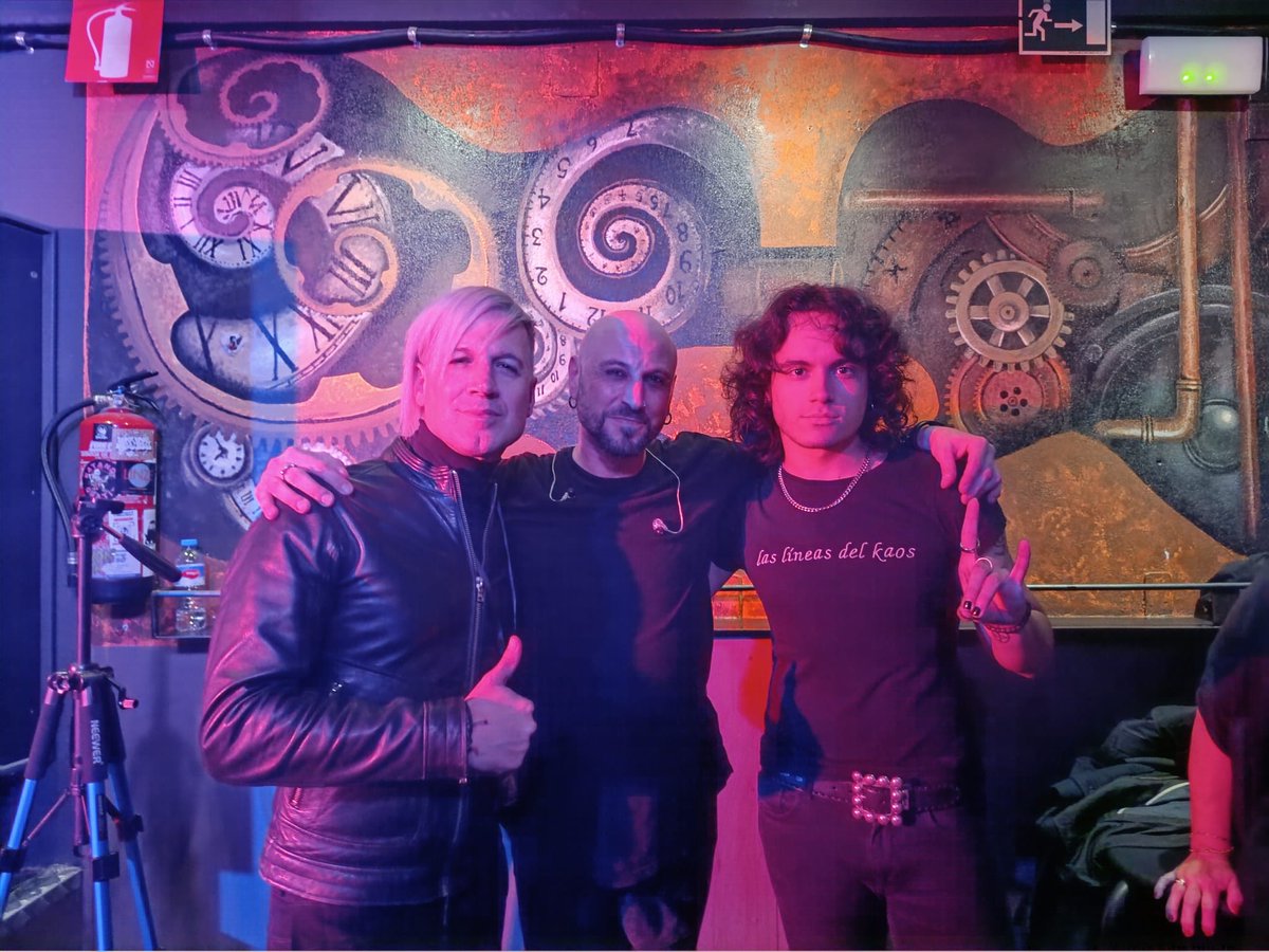 Bushidooficial (@bushido_oficial) on Twitter photo Que gran noche junto a Artistas Gigantes. <a href="/HECTORGERONIMO/">HECTOR GERONIMO</a> y David Sonora.
Fuerza al rock!! Y que esto no pare. Que gran noche junto a Artistas Gigantes. <a href="/HECTORGERONIMO/">HECTOR GERONIMO</a> y David Sonora.
Fuerza al rock!! Y que esto no pare.