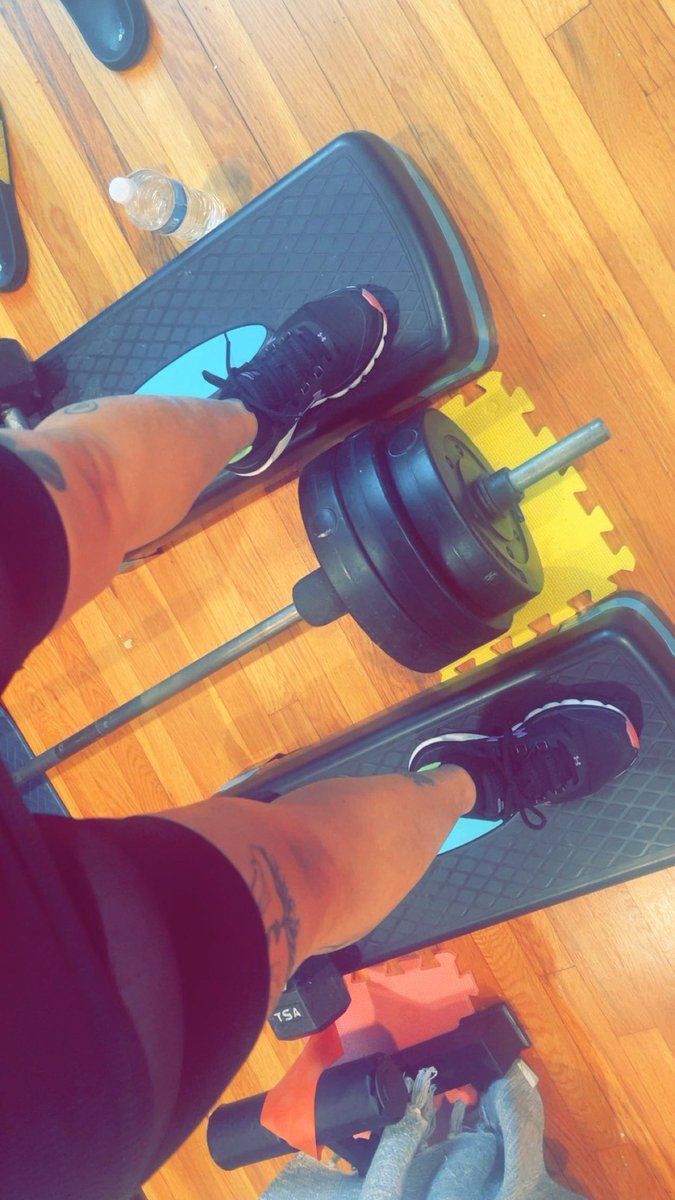 SueHappy3's tweet photo. It’s leg day- in order to gain running endurance, I have to strength train. I couldn’t resist jumping on treadmill! So I did for 15 min and what a difference. 🙌🏼🤷🏻♀️🏃🏻♀️💨 #over40runner #marathontraining #runner #trainingpace #legs 🙌🏼🤷🏻♀️ https://t.co/bZSSWRHxVE