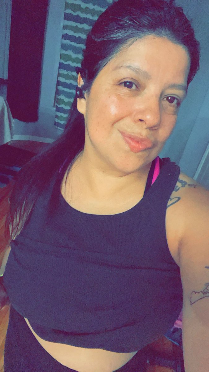 SueHappy3's tweet photo. It’s leg day- in order to gain running endurance, I have to strength train. I couldn’t resist jumping on treadmill! So I did for 15 min and what a difference. 🙌🏼🤷🏻♀️🏃🏻♀️💨 #over40runner #marathontraining #runner #trainingpace #legs 🙌🏼🤷🏻♀️ https://t.co/bZSSWRHxVE