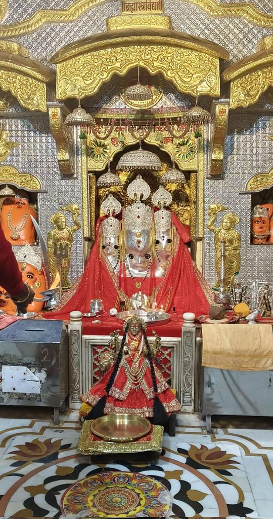 drhiteshbajpai's tweet photo. ।। जय माँ बगलामुखी ।।

माँ बगलामुखी, नलखेड़ा के आज के प्रात: दर्शन आपके लिये।

आपका दिन शुभ हो।

अपना ध्यान रखिए!

॥ ॐ ह्लीं बगलामुखी सर्व दुष्टानां वाचं मुखं पदं स्तंम्भय जिव्हां कीलय बुद्धिं विनाशय ह्लीं ॐ स्वाहा ॥ 

👣जय माँ बगलामुखी जी 👣

😊🙏✌️ https://t.co/K7FivpBlaL