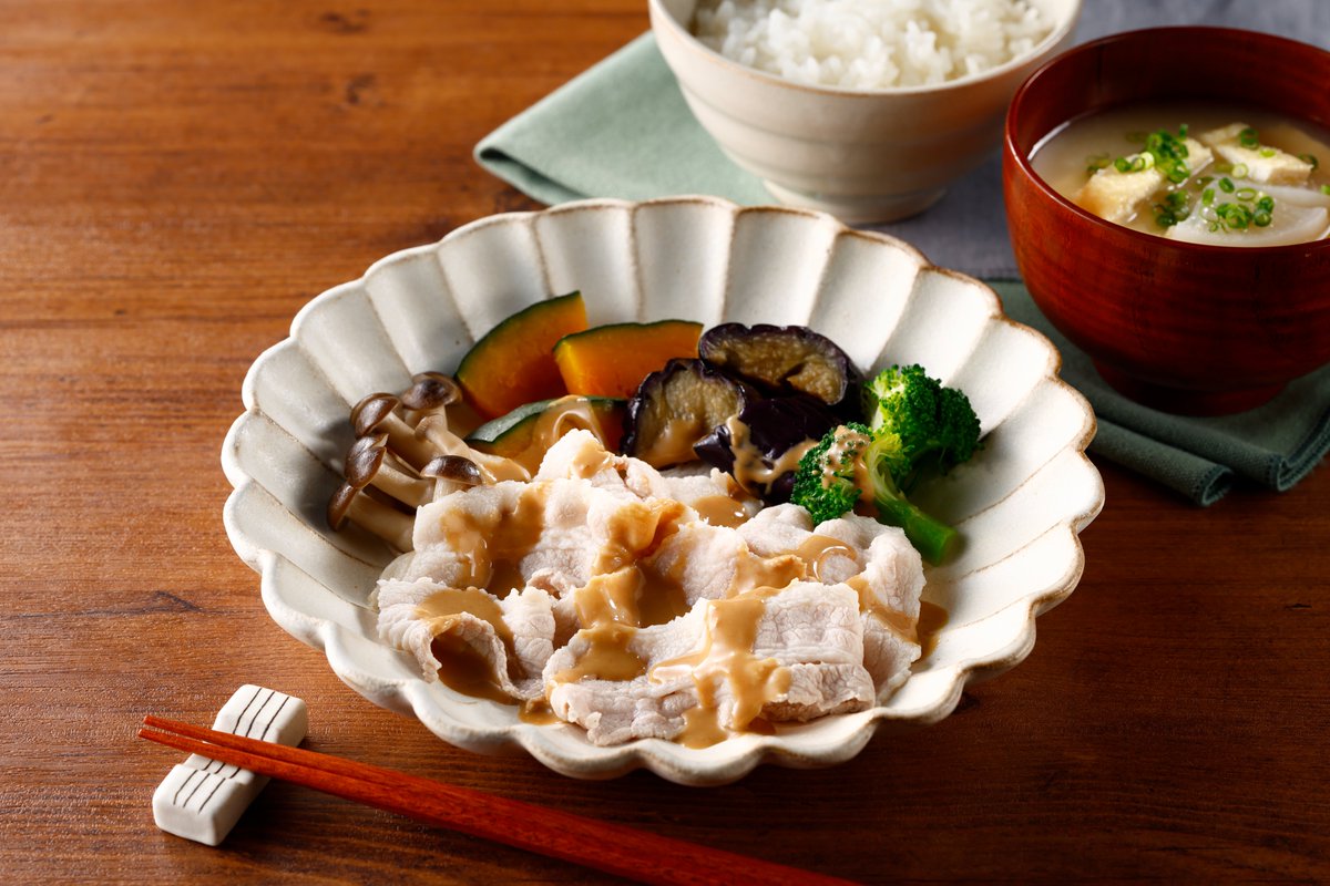 vividtable_jp's tweet photo. ┏━━商品紹介━━┓
豚バラと季節野菜の
パピヨット
┗━━━━━━━━┛
落花生をたっぷり入れた芳醇な煎りごまソースで和えた季節野菜と豚肉の贅沢な一品です。
【使用している食材】
🍖『#鹿野ファーム』様の豚肉
🍄『#博多すぎたけ商店』様のぶなしめじ
#VividTABLE https://t.co/wsVbwlA8XP