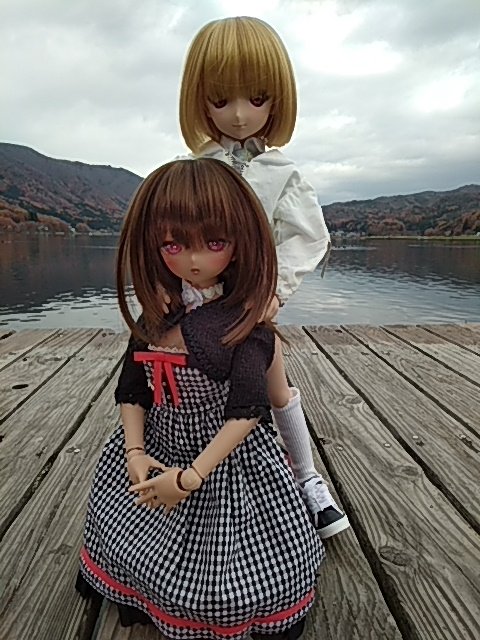 PANTSBUYER's tweet photo. 本日の木崎湖、あれだけ雨降る降る言われてましたが降ってません！
無風なんで撮影環境的には昨日より具合良いまである！
尚、ここに至っても参考にした予報３社の内１社では0.6mm降ってることになってるwww
#ノードール・ノーライフ
#うちのこかわいい
#ドール旅 https://t.co/d5yEQKxO69