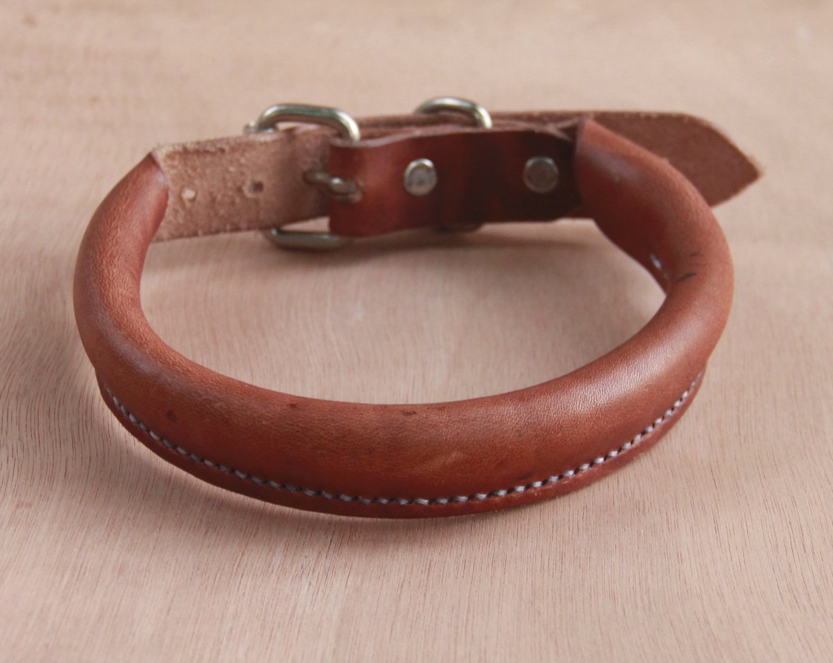 armored_dragon's tweet photo. Constructed like the handle of a fancy briefcase, this collar is a taste of subtle luxury.

This collar is ridiculously comfortable. Light but firm, with no edges or  corners on the skin, just the smooth waxed surface. And so very grabbable.

https://t.co/EwqA5TeoLS https://t.co/5WyigZ1n8v