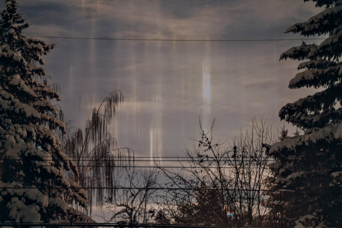 Cool light pillars tonight. I thought they were the northern lights at first. #ShareYourWeather <a href="/weathernetwork/">The Weather Network</a> @abstorm #yyc
