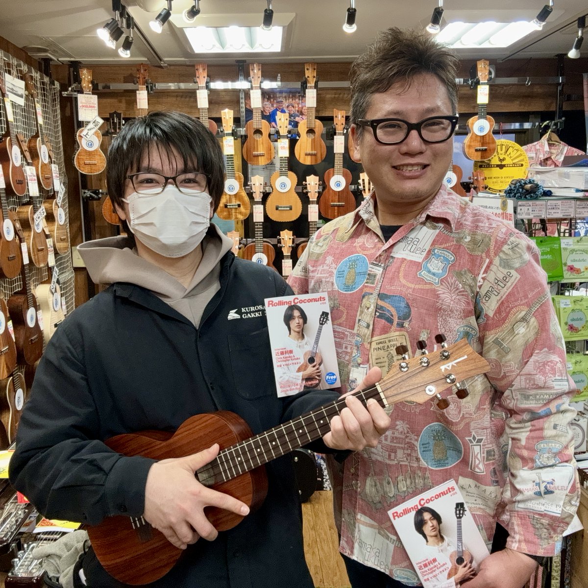 ekimae_acoustic's tweet photo. 【お茶の水ウクレレ速報】
#RollingCoconuts #105 到着いたしました。
爽やかな近藤利樹さんの表紙が目印。
今回はKamakaの新製品が掲載!
HF-35と言えばタイマネガードナー、彼女はダブルLowGで攻撃的に弾いていました。
#ローリングココナッツ #ローココ #HF35 #Taimane @taimanegardner https://t.co/ukTlE5fciO