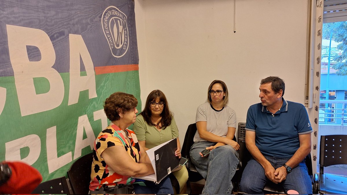 udocbacentral's tweet photo. Hoy, nuestro Secretario General, @AlejandrooSalce, la Secretaria Adjunta, @adrianamonje80, la Secretaria General Distrital Silvia  Urdiroz encabezaron una reunión en la sede de la seccional de UDOCBA en el distrito de General Pueyrredón junto a las Delegadas y Delegados. https://t.co/YPsUmjDWZZ