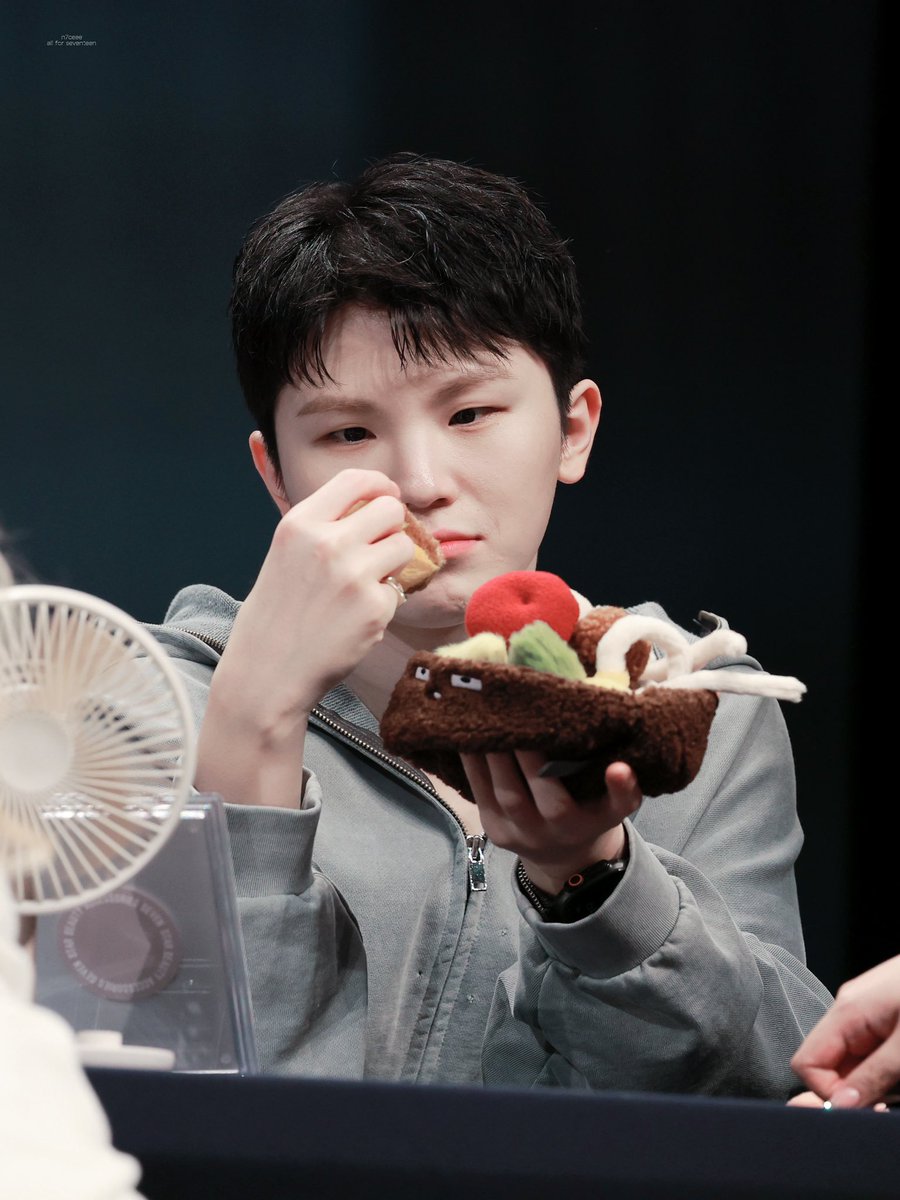 생일 축하해 내 최애🎂❤️

#OurUniverseWOOZIday 
#우지 #세븐틴 #ウジ 
#WOOZI #SEVENTEEN
