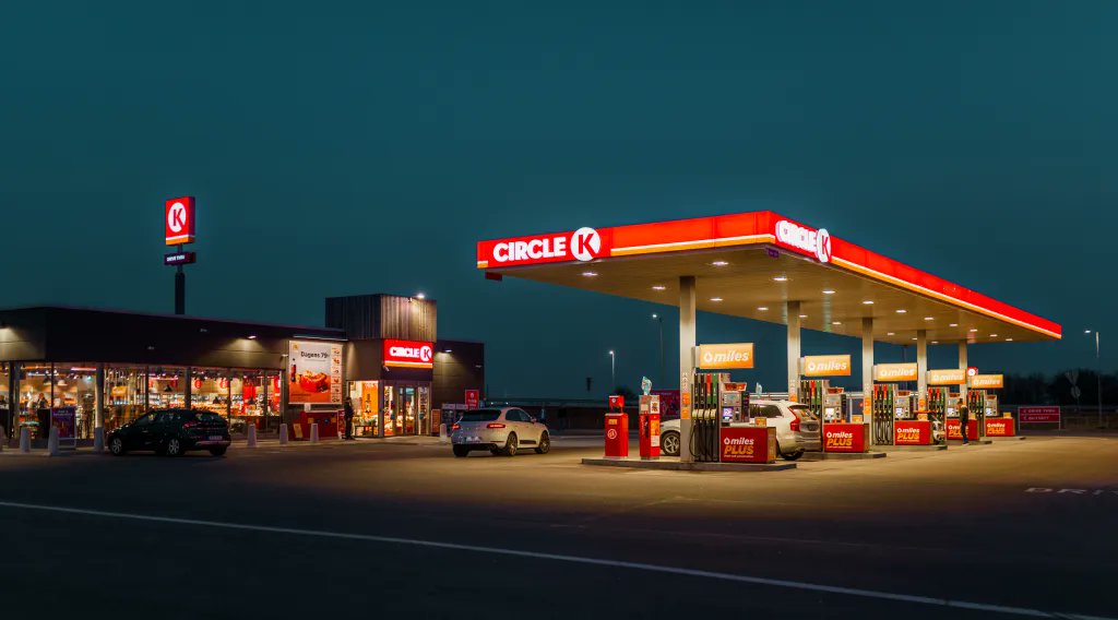 🚨 Circle K's Earnings SHOCK! 
🚧 Despite reporting a revenue of C$17.6 billion, earnings per share fell short of expectations due to declining fuel demand! 
⛽️ With consumers tightening their belts, can Circle K bounce back? Stay tuned! 
#CircleK #Earnings #RetailNews