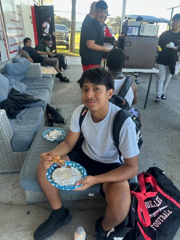 CoachDelgado61's tweet photo. My man, Sillyboy_eats always delivers!!!

After practice today he came through with a loaded burger 🍔 and chicken wings for our players for our players to devour. 

@ImmokaleeFB, we are blessed‼️🙌

#Redwood #HonorHardWork #COMMITTED #BelievingIsSeeing https://t.co/5QNQnbLR8S