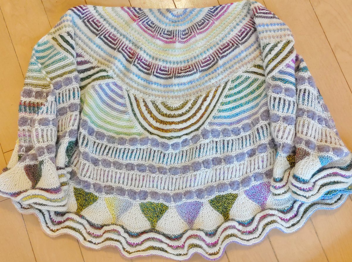 kepakepaa4's tweet photo. #gogodynamoshawl
#westknitsMKAL2024
#crazyzauberball
#opal
やっと水通ししました!
いや~長かったわ~💦
Crazy Zauberball2色使いで当社史上最も色数が多い(と思われる)ショールになりました(笑)
やはりこのデザインは2色+モヘア、でパキッと決めた方がいいですね
詳細はリプ欄に↓ https://t.co/5kEPYVD6RE