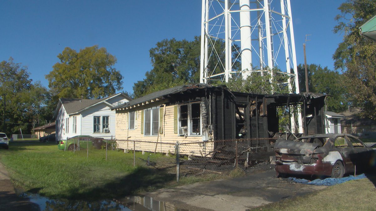“She had touched a lot of people here in the community”: Details surrounding early morning house fire that left 1 dead: tinyurl.com/y7ss5uw2?utm_s…