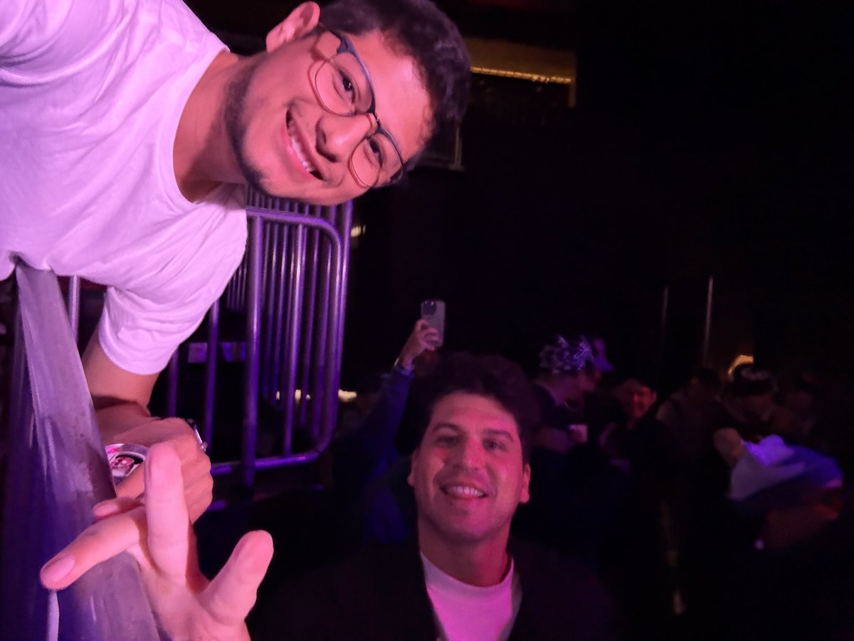 Damon_104's tweet photo. Que pampara haber parchado en el concierto de Ryan y Blessd a lado de @WestCOL y tomarme una foto con @carlosvbarrueco 😎 https://t.co/ixSZGpRrCq