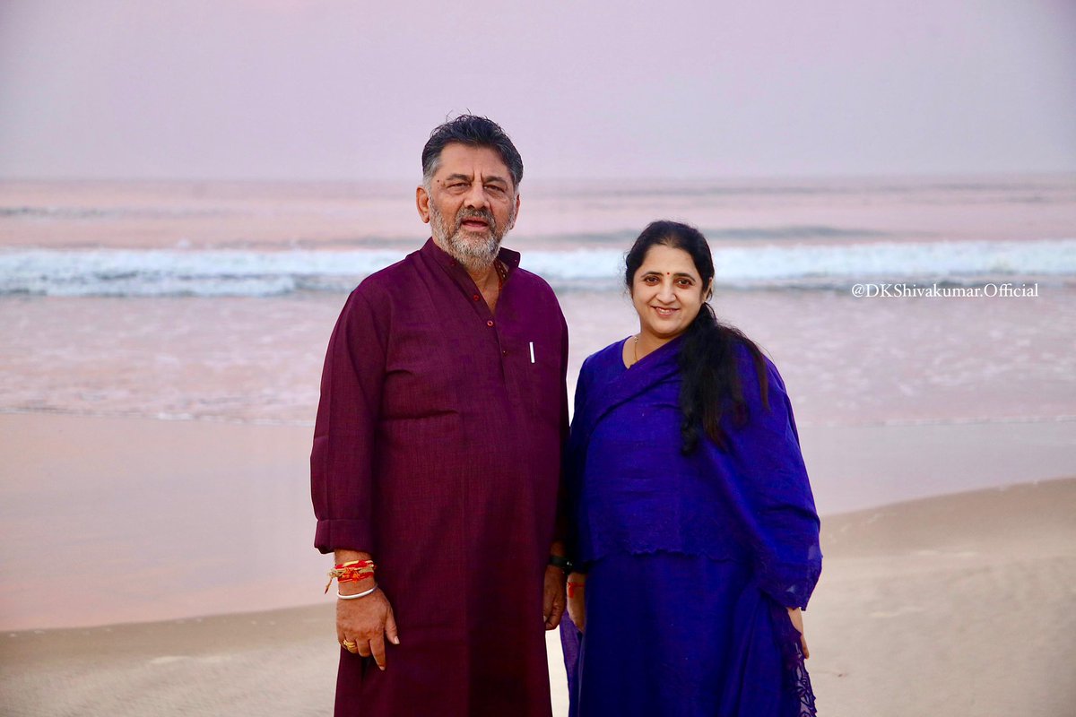 DKShivakumar's tweet photo. ಸಮುದ್ರಕ್ಕ�� ಎಂತಹ ಆಯಾಸ, ಬೇಸರವನ್ನೂ‌ ದೂರ ಮಾಡುವ ಶಕ್ತಿ ಇದೆಯಂತೆ.‌‌ ಇದು ನಿಜ ಕೂಡ ಹೌದು. ನಿರಂತರ ಕಾರ್ಯಕ್ರಮಗಳ ಮಧ್ಯೆ ಇಂದು ಮುರುಡೇಶ್ವರ ಬೀಚ್ ಗೆ ಪತ್ನಿ  ಶ್ರೀಮತಿ ಉಷಾ ಅವರೊಂದಿಗೆ ಭೇಟಿ ನೀಡಿ, ಸಮಯ ಕಳೆದೆ. ಸಮುದ್ರ ದಂಡೆಯಲ್ಲಿ ಕಾಲ‌ ಕಳೆದ‌ ನಂತರ ಸ್ವಲ್ಪ ಮನಶಾಂತಿ ಸಿಕ್ಕಿದೆ. https://t.co/7o1Bv6Aasf