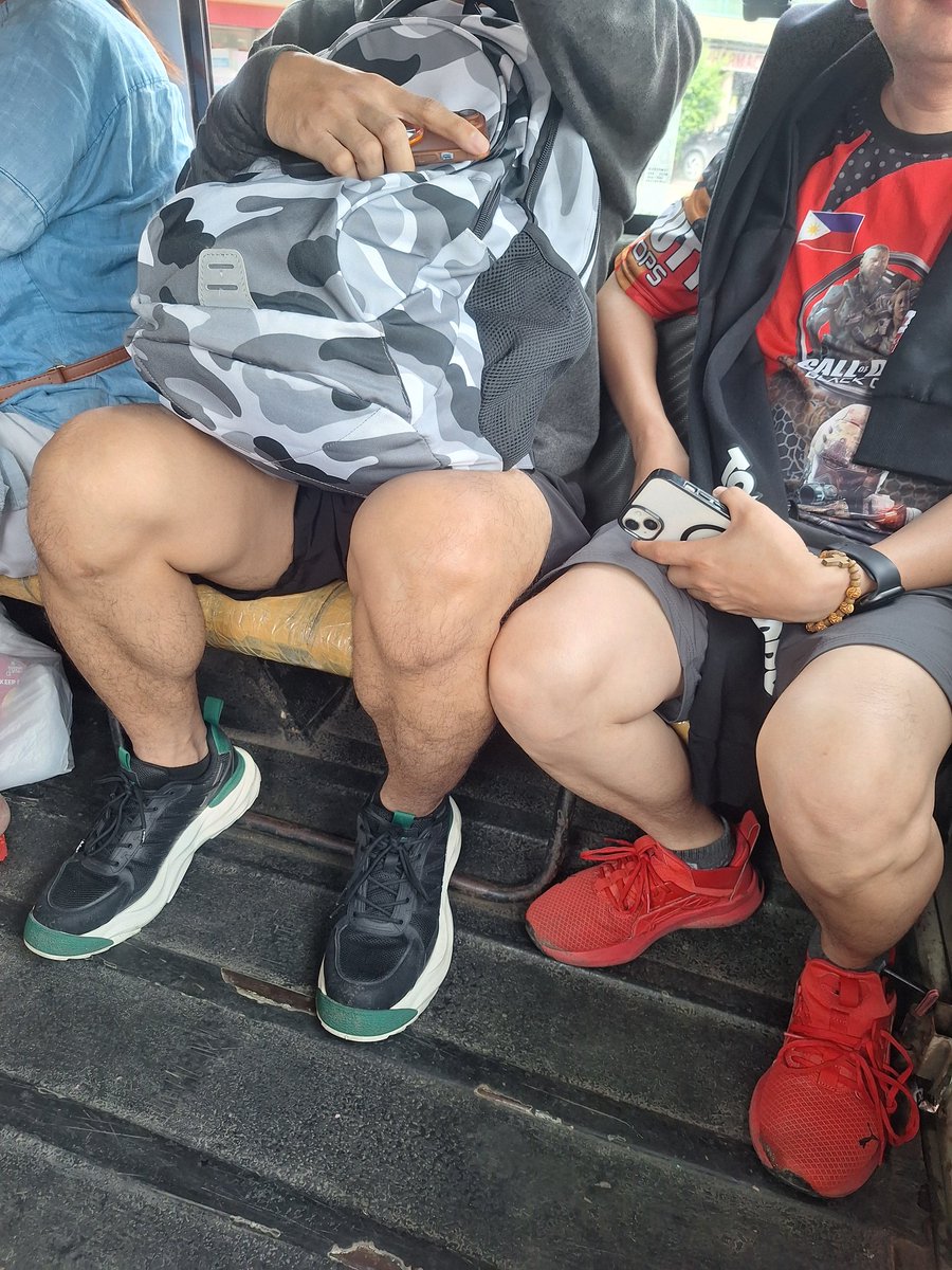 amazing_epoy's tweet photo. Kainggit naman. Knees to knees sina pare. At ang sarap nung legs ni pare na may backpack ha? May light dusting of hair, tas sobrang malaman. At malaki din ang shoe size hahaha #AlterLipa #AlterBatangas #CommuterCrush #Public https://t.co/9FF6V5jJPZ