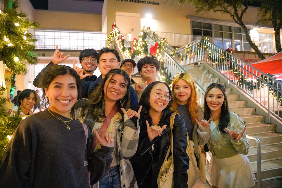 StudentsAtUTSA's tweet photo. Capturing smiles at Light the paseo!
🤩
#UTSA #StudentsAtUTSA https://t.co/s5s1TBIqDv