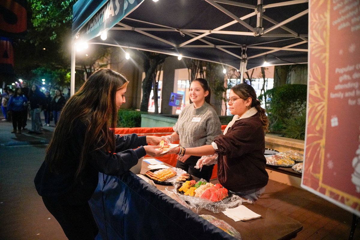 StudentsAtUTSA's tweet photo. Capturing smiles at Light the paseo!
🤩
#UTSA #StudentsAtUTSA https://t.co/s5s1TBIqDv