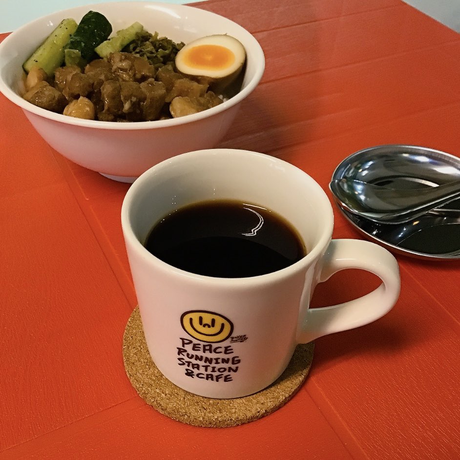 こんにちは！
PEACE&amp;MOSH OPENしております！

#押競満寿 のルーロー飯🍚⁡
ランチにいかがですか？
⁡
食後にはLittle Nap Coffee Standのコーヒー豆を使用したこだわりのコーヒーメニューもぜひお楽しみください☕️

20時までご来店お待ちしております。

⁡⁡⁡#peace_and_mosh
#mobstyles⁡⁡⁡⁡