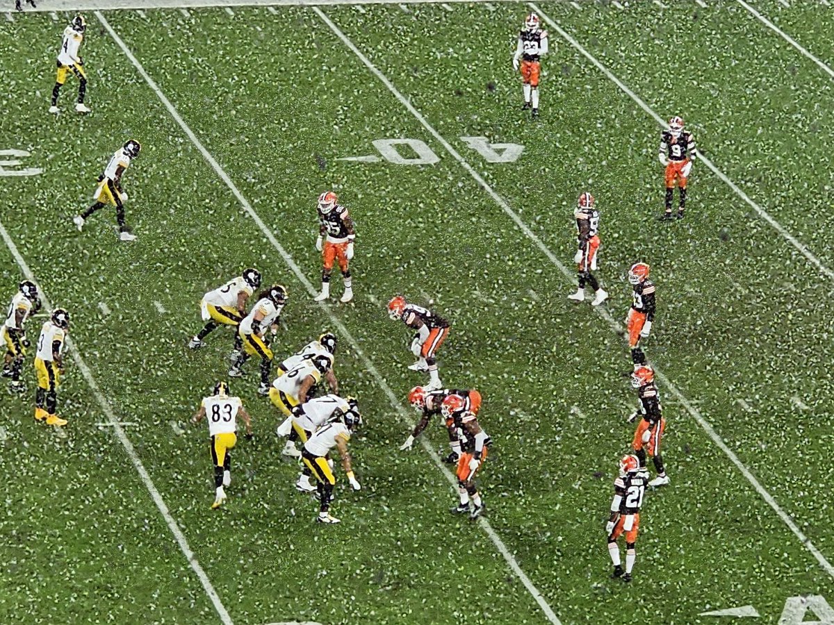 CLEsportsTalk's tweet photo. Two pictures 10 minutes apart. Amazing. Via @camijustice #browns https://t.co/92WaaWOiAJ