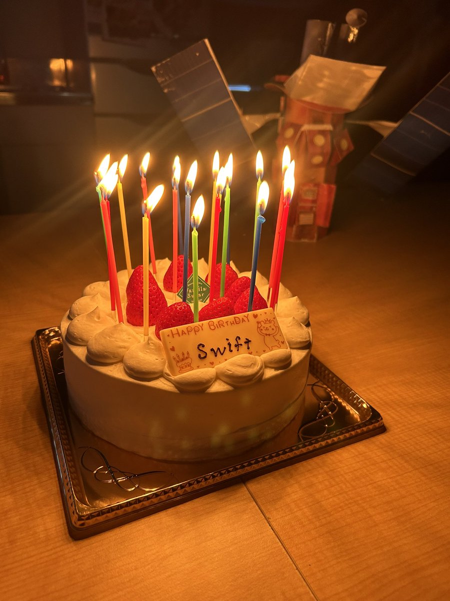 ARICA_AGU's tweet image. 11月20日で #Swift  衛星の打上げから20年が経過しました！研究室の皆ではたちの集いを執り行い、20本のろうそくとケーキでお祝いしました 🎂👏
Swift衛星は坂本教授が参加するチームで開発されたGRB探査衛星であり、20歳となる現在も元気に活躍しています🛰️✨

#Swift20