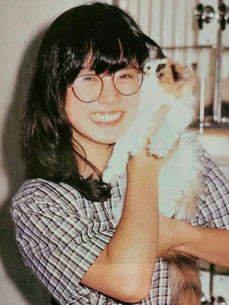 AmorePopai's tweet photo. 11/22
『#ペットたちに感謝する日 』
🐶#Thanks_Pets_Day😼
『#ボタンの日 』
今日の選曲
🎵#Move_Me
🎶💿「Femme Fatale」から
♫
くどくならボディーで 昼も夜もないくらい
求めていたあなたも 肌をさすような刺激
ねこにめかくしして 胸のボタンはずす
作詞 #蔦田佳子 さん
歌🎤#中森明菜 https://t.co/XoGgW9hgT2