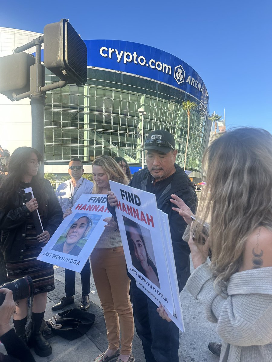 The family of Hannah Kobayashi is canvassing outside  https://t.co/tr0xLzaLvq Arena, near the area where she was last seen.  @knxnews