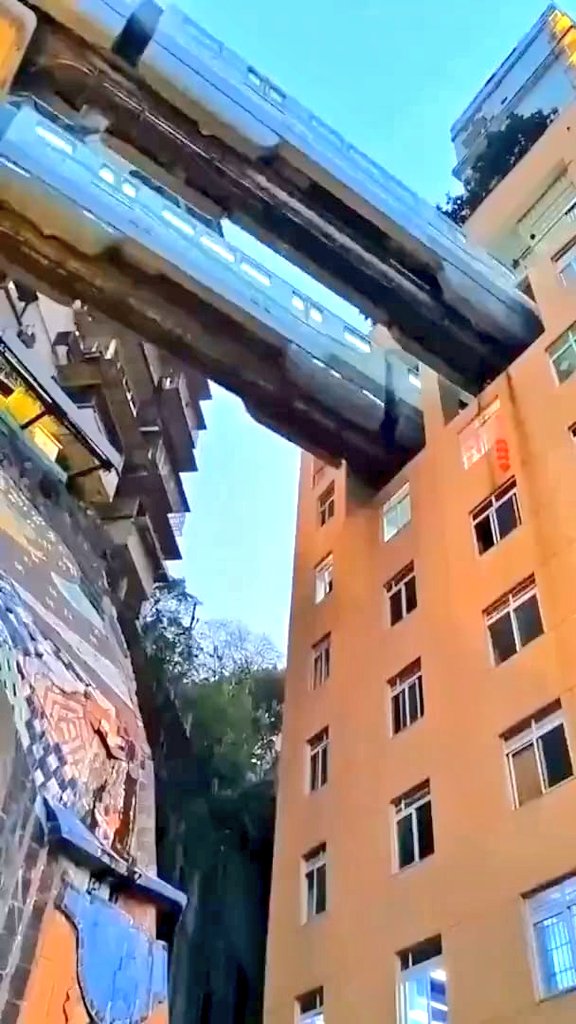 รถไฟฟ้าวิ่งทะลุตึกอพาตเม้นท์ 19 ชั้น ที่เมืองฉงชิ่ง ประเทศจีน

นี่คือสถานีหลีจื่อป้า (Liziba Station) ใครพักอยู่ตึกนี้ไปทำงานสะดวกมาก มีรถไฟฟ้ามารับ-ส่งถึงในตึก

ไม่มีใครบ่นว่าเสียงดังหนวกหูเพราะรถไฟฟ้าผ่านการออกแบบให้เสียงดังเท่าเครื่องล้างจาน

ขอบคุณภาพจาก: WestChinaGo/Trip