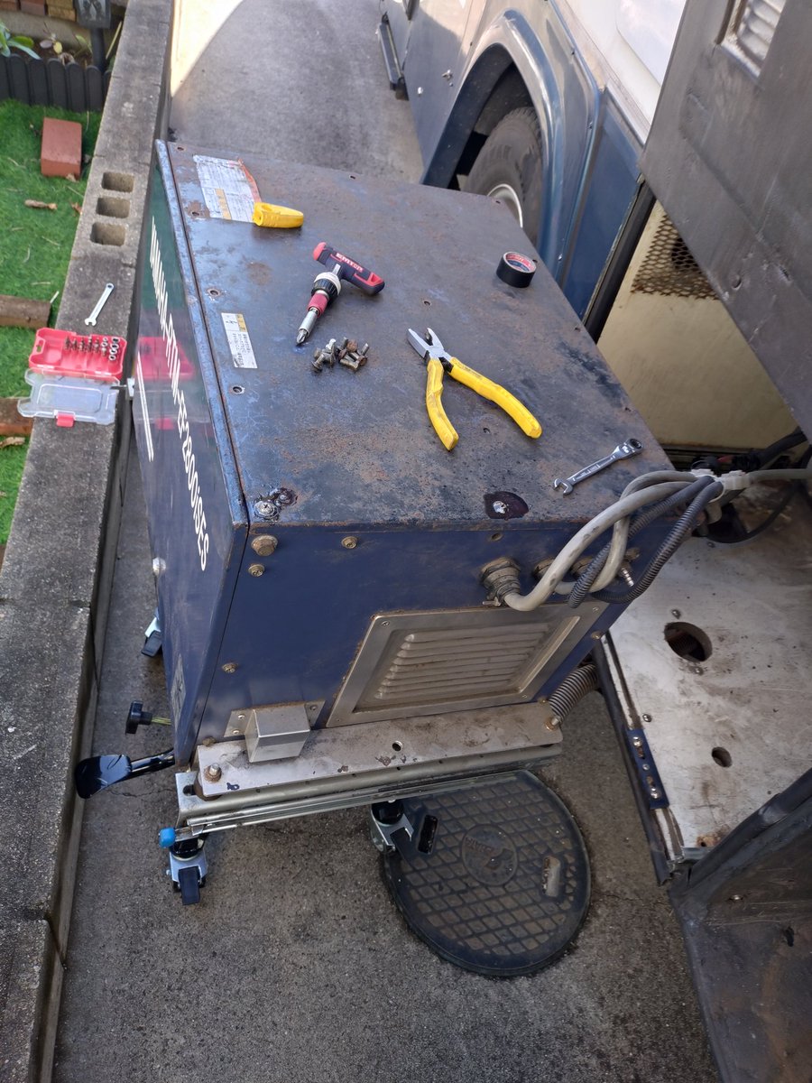 JinRbj's tweet image. 今日は休みとって発電機直してるんですが早速ネジが外れない(泣)

この間まで普通に外せたのになんで…

とりあえずベルハンマー吹いてしばらく経ってからネジザウルスでリトライしてみますが、ドリル使ったほうが早いかな…

#bcヴァーノン
#bcvernon
#c19le
#yamaha
#ef2800ises
#発電機修理