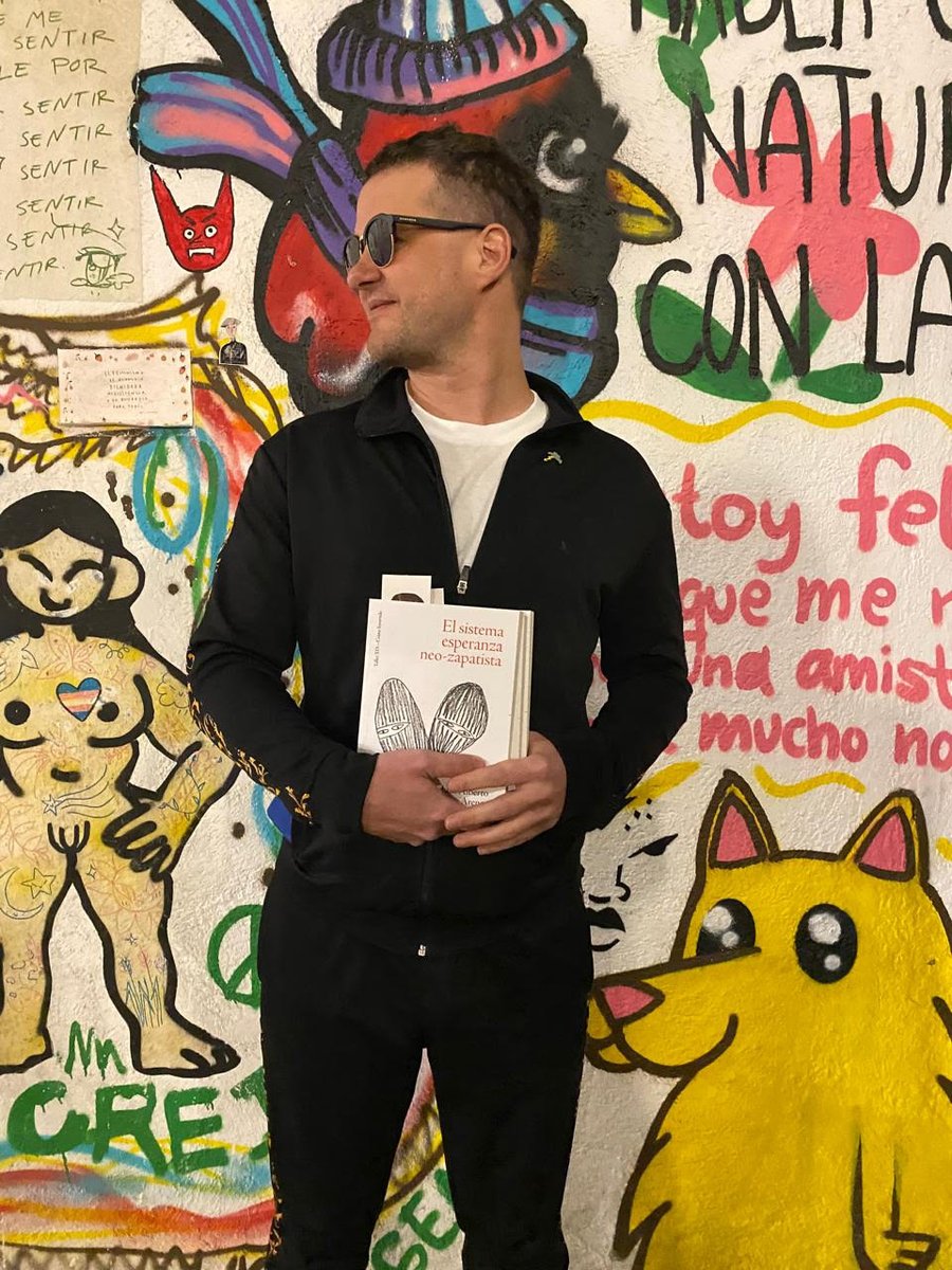 Hugo Roca Joglar (@hugorocajoglar) on Twitter photo Compré este libro hermoso.
<a href="/luisinius/">Luis Alberto González Arenas</a> ensaya en torno a la oscuridad de la esperanza.
¿Qué ocurre cuando la espera nos cansa?
Ruido, oxidación y ansiedad.
O podemos, también, sudar al pensarla.
Entonces la espera deja de ser siniestra.
Se activa.
Y nos permite abrir grietas en Compré este libro hermoso.
<a href="/luisinius/">Luis Alberto González Arenas</a> ensaya en torno a la oscuridad de la esperanza.
¿Qué ocurre cuando la espera nos cansa?
Ruido, oxidación y ansiedad.
O podemos, también, sudar al pensarla.
Entonces la espera deja de ser siniestra.
Se activa.
Y nos permite abrir grietas en