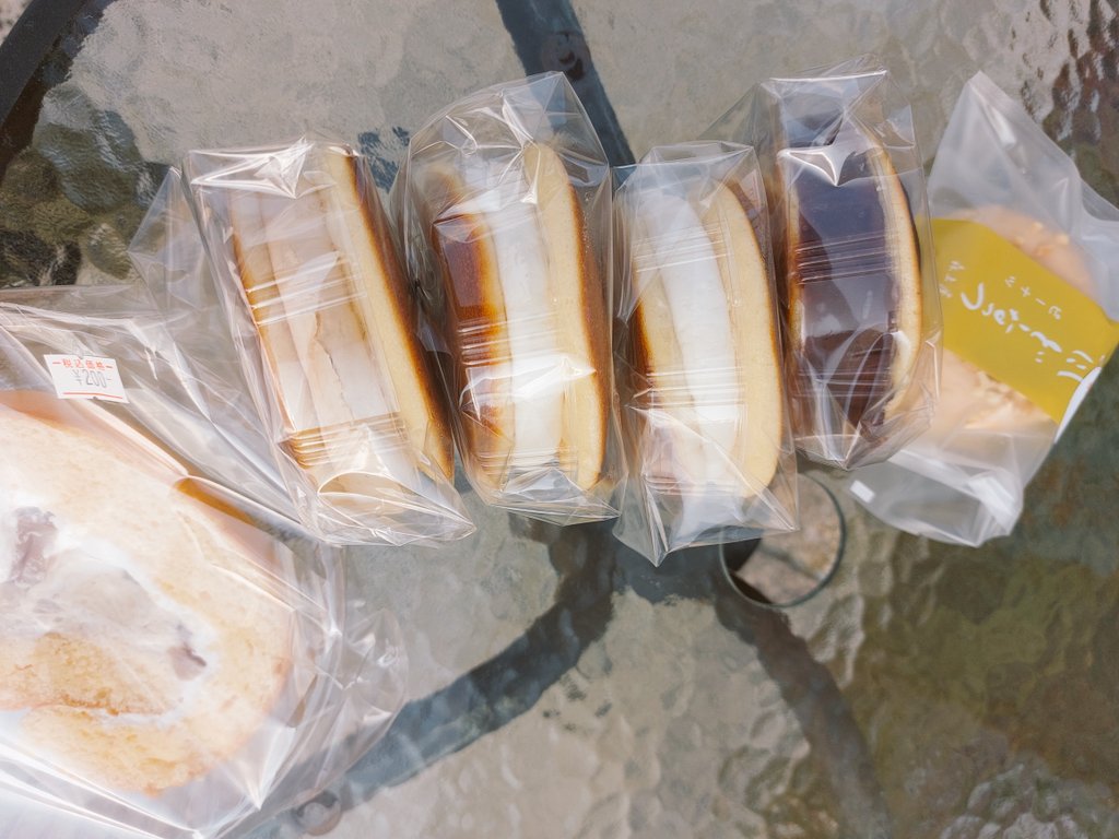 yuk_0407's tweet photo. どら焼き好きにはたまらないお店
ショーケースみてるだけでワクワクする♪ついつい買いすぎた https://t.co/zjsmJmC5am