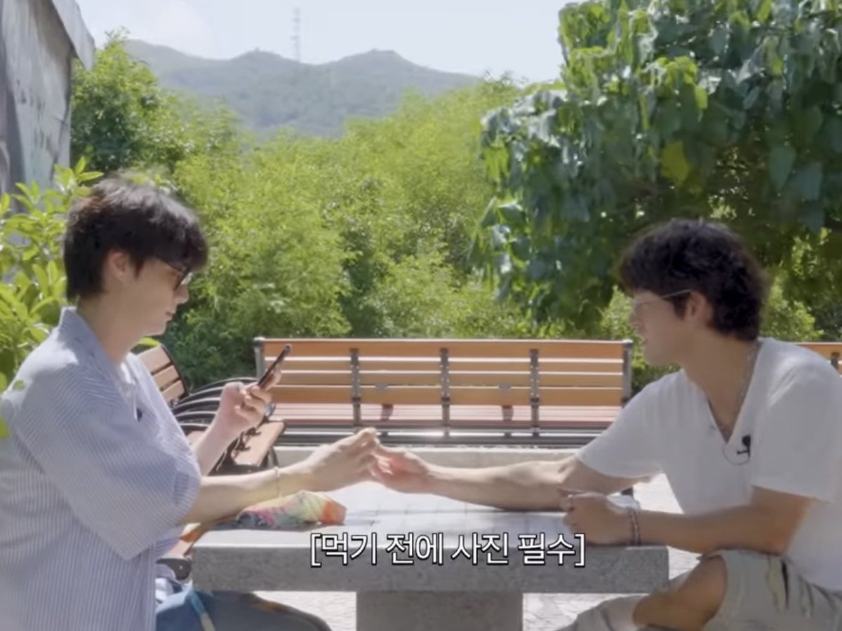 이 장면 다시 보니까 째는 혼자 사진 찍으려고 했던 것 같은데 서가 알아서 째 에타 옆에 자기 거 가져다댄 게 너무 서윗함ㅠㅠ
손을 테이블의 어느 위치에 올려놨나 보면 그게 딱 보여
보스의 손이 어디까지 넘어갔는지... 테이블의 2/3는 넘었어 ㅋㅋㅋㅋㅋㅋ