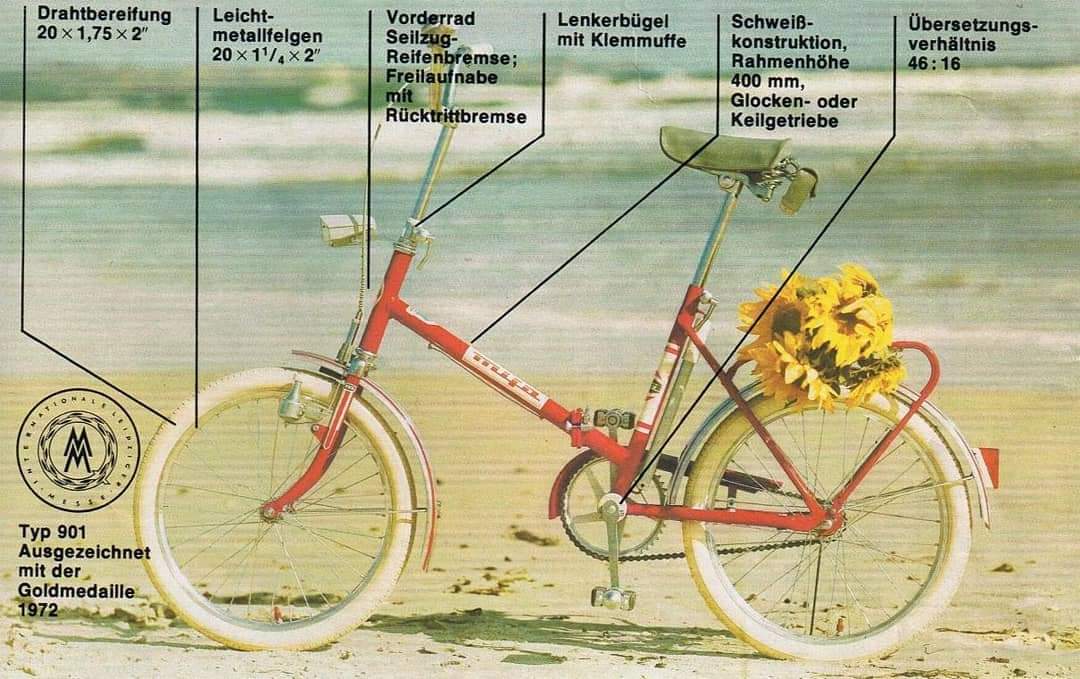 DDR_Reklame's tweet image. Das 1967 vorgestellte #Mifa #Klapprad folgte dem damaligen Trend hin zu diesem Fahrradtypus. Bis 1990 wurden rund 2,8 Millionen verkauft. Ein Hauptgrund war neben dem Preis, dass es im Gegensatz zu anderen Fahrrädern immer erhältlich war.#Fahrrad #DDR #GDR #Ostalgie #EastGermany