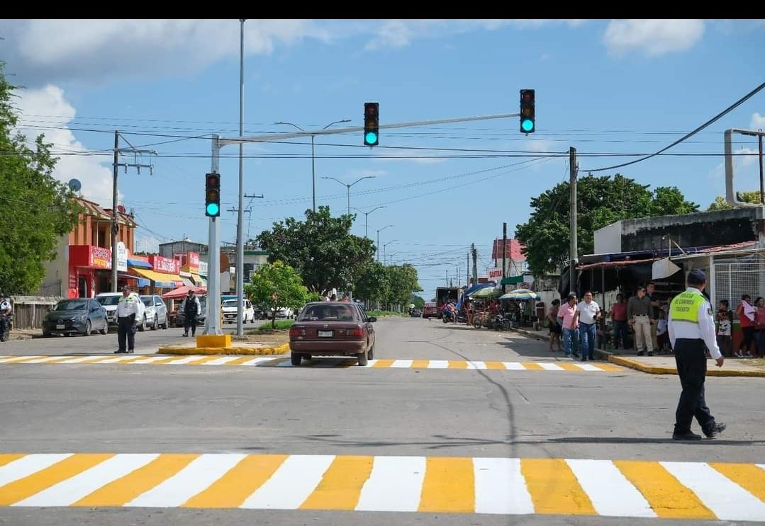 Ya tenemos un semáforo más en Chetumal funcionando. Ahora falta tapar como mil baches.