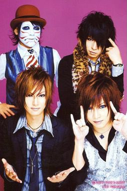 momo__32015's tweet photo. この画像は私が小学生の時にDSで初めて保存したゴールデンボンバーの写真たち笑
その時からずーっと大好きだしこれからも大好きです😌 
#ゴールデンボンバー結成20周年 
#ゴールデンボンバー https://t.co/ApDLpKIKxS