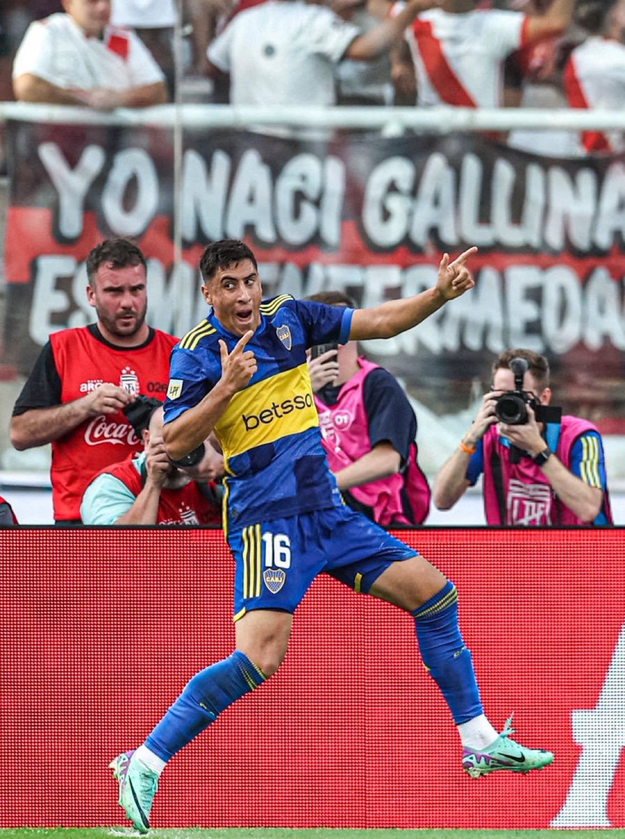 Dos veces en un año vieron una metralleta las gallinas 🐔🔪🤣