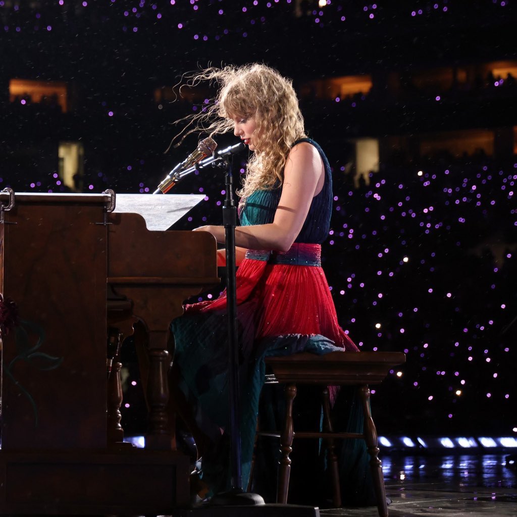 tswifterastour's tweet photo. 🚨| TAYLOR SWIFT PERFORMS A MASHUP OF "State Of Grace" and "Labyrinth" FOR THE ERAS TOUR IN TORONTO! #TorontoTSTheErasTour https://t.co/M5AoZFZOvB
