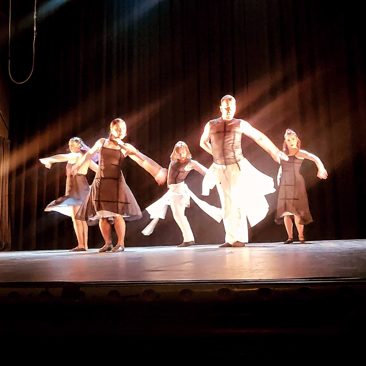 UEenEcuador's tweet photo. Ritmo, movimiento y emoción.      💃🕺Gracias a @RajatablaDanza @EmbEspEcuador 🇪🇸 por una maravillosa presentación en el #teatrobolivar

#UniónEuropea #invitadodehonor en @festivaldeloja https://t.co/S8huw4J0OS