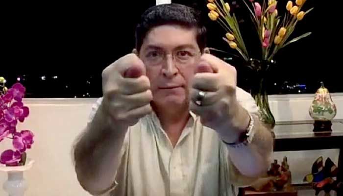 Este es Walter Araujo y Toda su Verdad: 
-33 años militando en ARENA
- Adjunto de la comisión negociadora de los acuerdos de paz.
- ⁠Diputado.
- ⁠Diputado Presidente de la Asamblea legislativa.
- ⁠Presidente del Comité Ejecutivo de ARENA.
- ⁠Magistrado del TSE.
- ⁠Magistrado