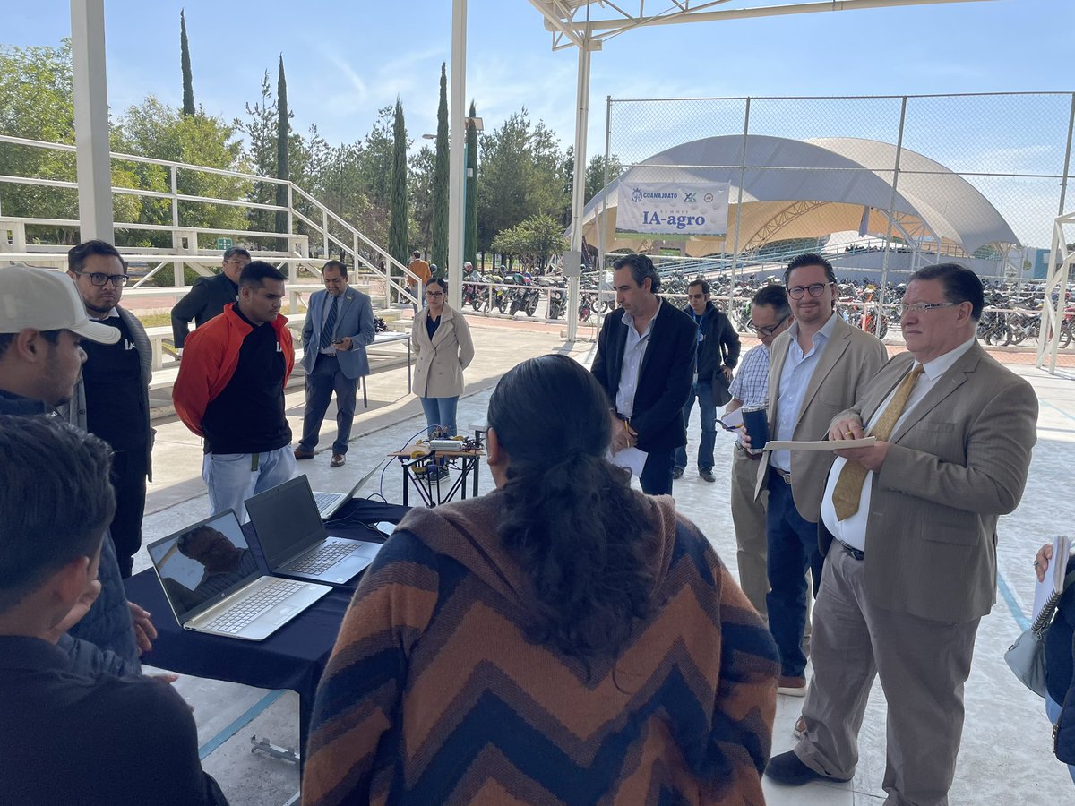 luisandres24's tweet photo. Tuve la oportunidad de asistir al Summit IA-Agro en la @UPGuanajuato en donde compartimos la importancia de la formación en inteligencia artificial para transformar el sector agroalimentario y las oportunidades de empleo que representa. 🌾🤖👩‍🌾

Además, fuimos testigos del talento de estudiantes en la demostración y concurso de proyectos IA aplicados al agro. ¡Guanajuato avanza con innovación! Felicidades a la @educaciongente💡🚜 #IA #AgroTech #Prosperidad