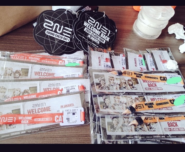 aderaldet's tweet photo. WTS Tiket 2NE1 Tour in Jakarta - Saat ini Jual day1 Dulu kategory : VipB Qn 2digit aja ya
Cat1...Cat3...minat Tanya2 Dm aja ya ..Cod venue lansung...dpn pappa jack https://t.co/s1SNdCuIhS