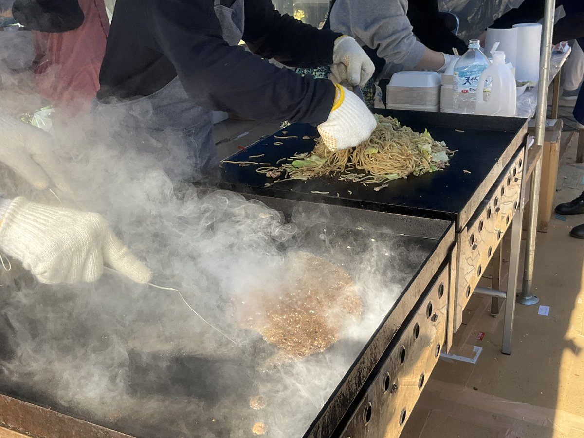 uectokyo's tweet photo. 調布祭1日目ということで、お昼は模擬店で。
今回はからあげ(天文部)&amp;塩焼きば(グリークラブ)にしてみました。
美味しかったです😋

#電通大 #調布祭 #調布 https://t.co/sow3LuDOsC