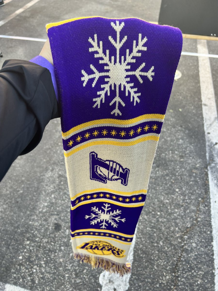 LABornRaised13's tweet photo. Earlier for the Hoopbus Lakeshow event in DTLA. Received a free Lakers shirt, scarf & pins ๐๐๐ Thank you @lakers and Hoopbus for putting on this cool event! #Lakeshow #Hoopbus #LosAngelesLakers #LALakers #Lakers #DTLA #LosAngeles #LA #shirt #scarf #pins #smile #dimples https://t.co/n3rYvR1KEv