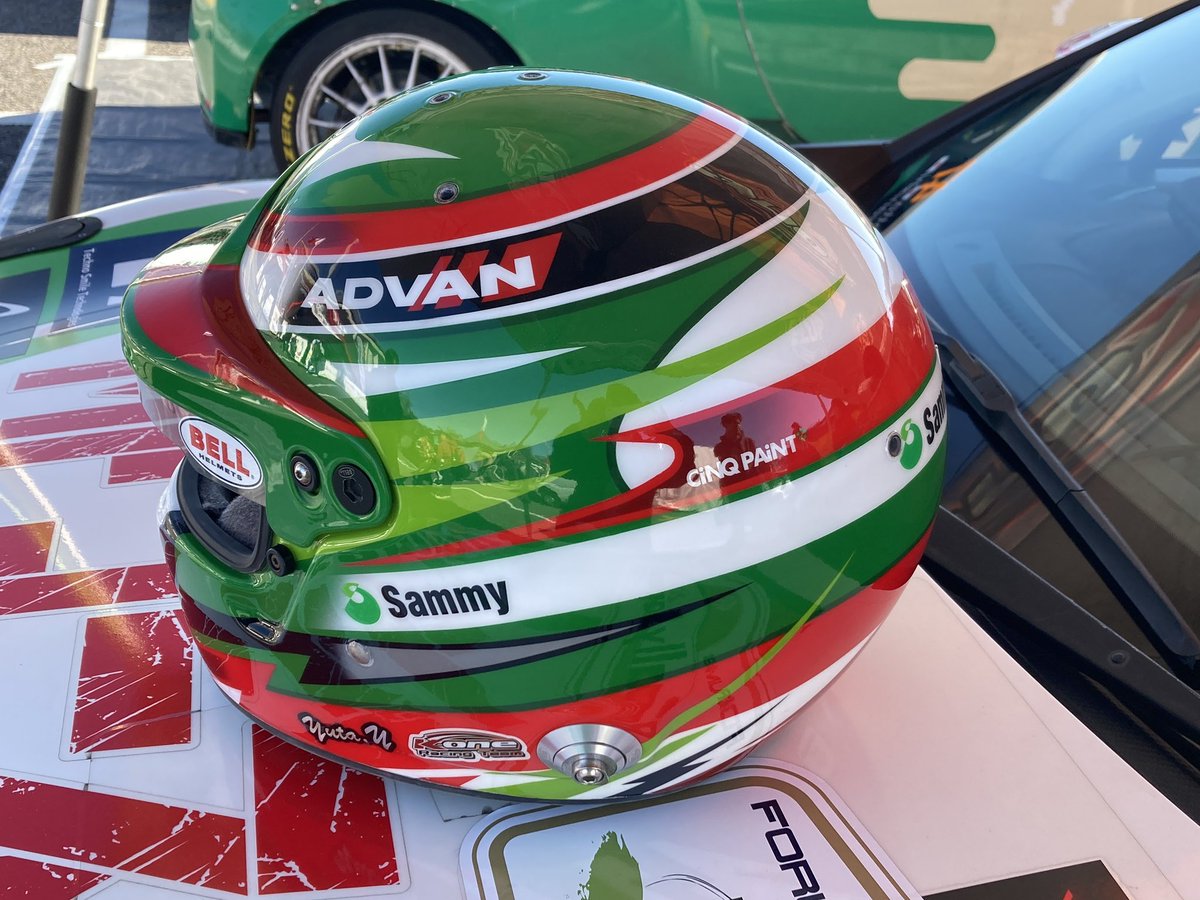 【びっき〜のホゲホゲWRC@ジャパン日記】トヨタ86でJN2クラスに参戦中の山本悠太選手のヘルメットは、サンクペイントで塗装を担当しています✨

MFゴーストのカラーリングに合わせたデザイン、カッコいい！　今日は、地元岡崎市でのスーパーSSが待っています！

 #WRCjp #WRC  #hogeWRC #RallyJapan