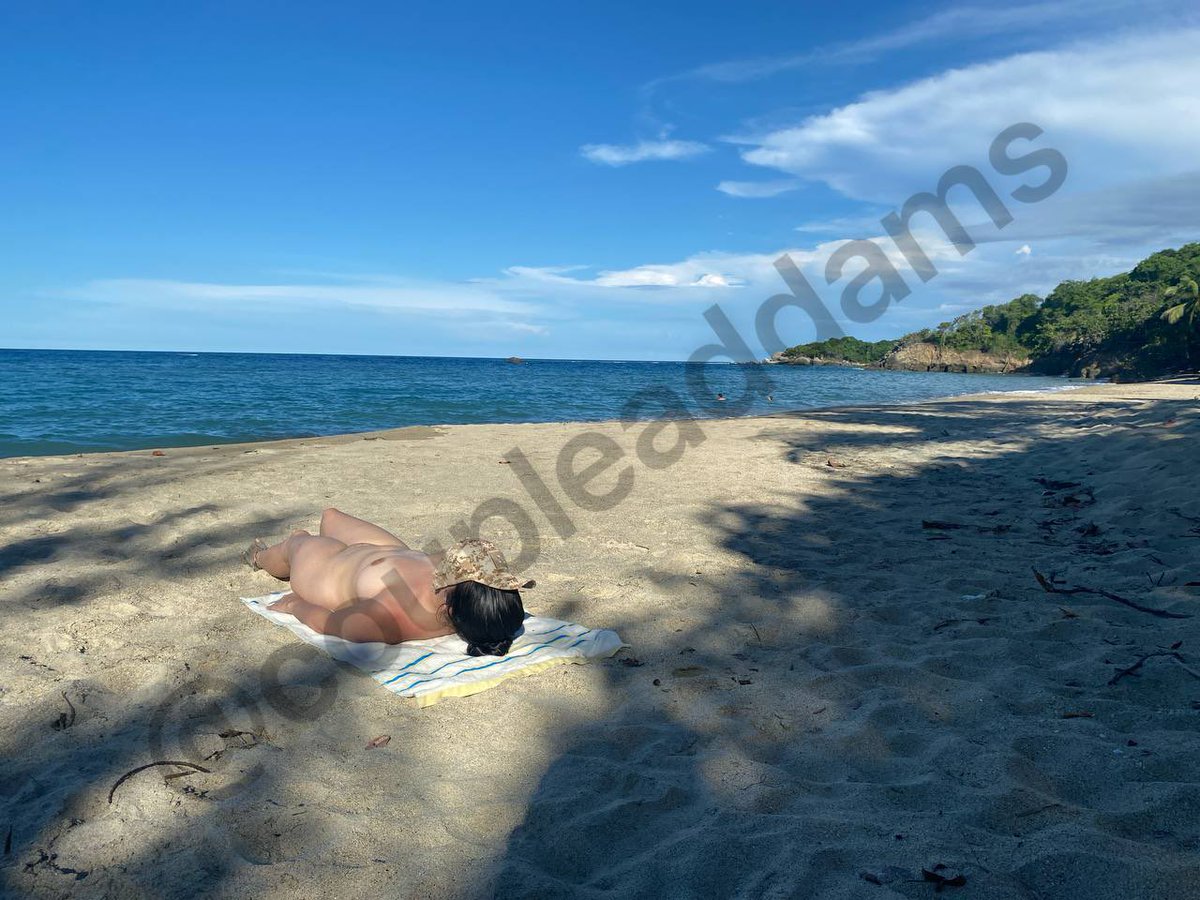 CoupleAddams's tweet photo. Aprovechamos para disfrutar de la naturaleza y de paso hacer un poco de nudismo por primera vez, primero ella.

#nudismo https://t.co/h97YpUtGZm