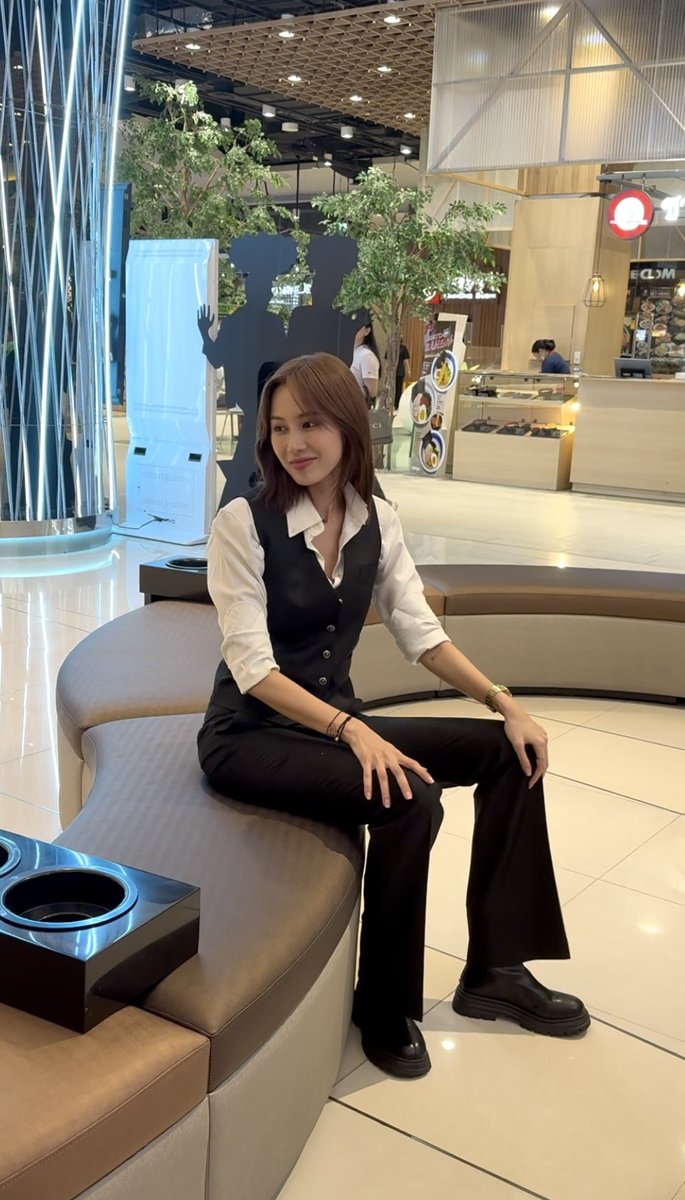 穿着小西装等待幼儿园的汇报演出😋