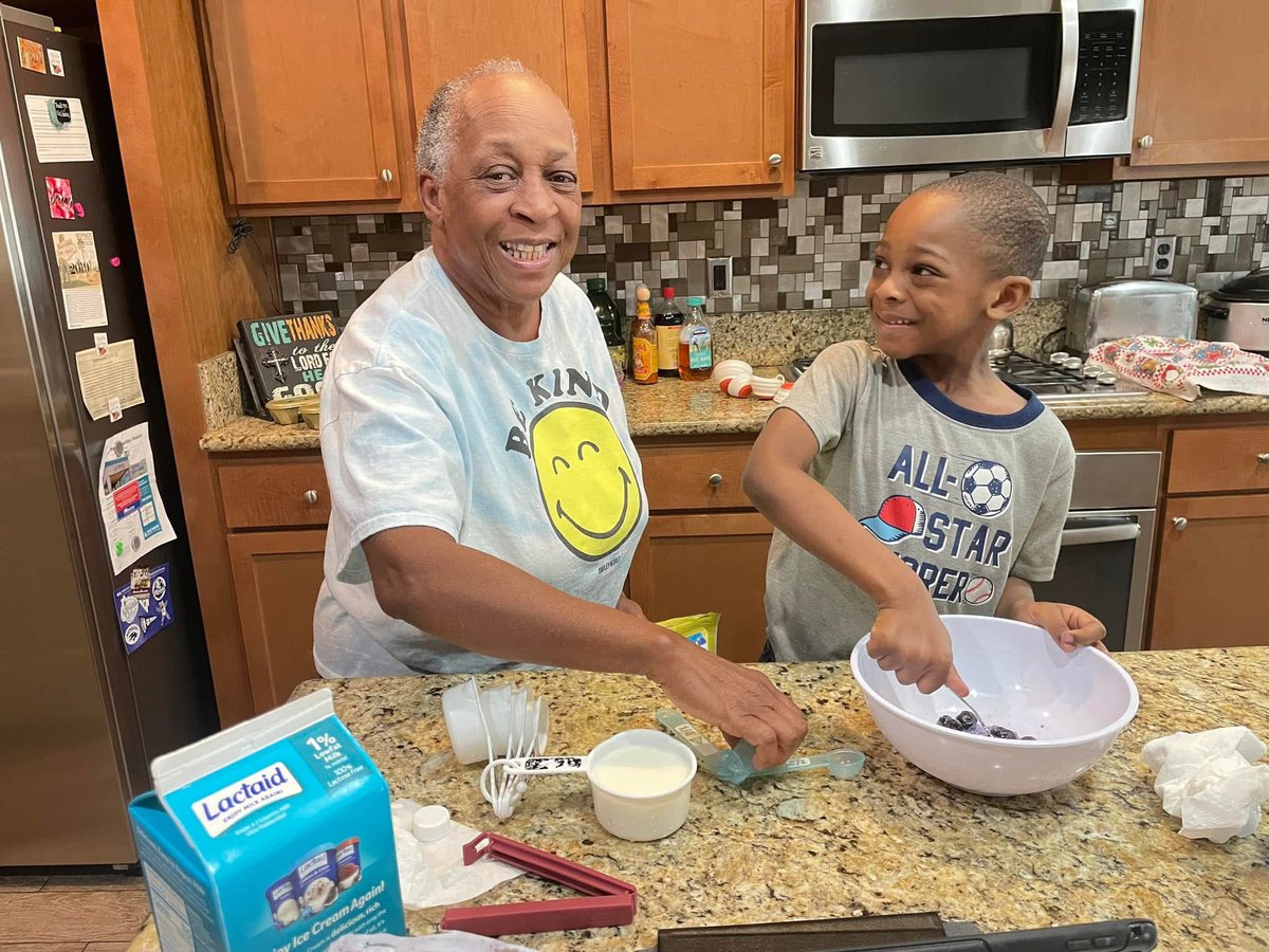 toddler_the's tweet photo. Social Media: “Where can my toddler and I volunteer?”

Me: You can use ripe bananas 🍌 to bake banana loaf for your neighbors. Take photos and share with friends to inspire!

Social Media: 🥰

 #GivingTuesday #GivingSeason #CommunityImpact #JustynBoumah #HeroesAndHearts https://t.co/FRnj8GjA1z