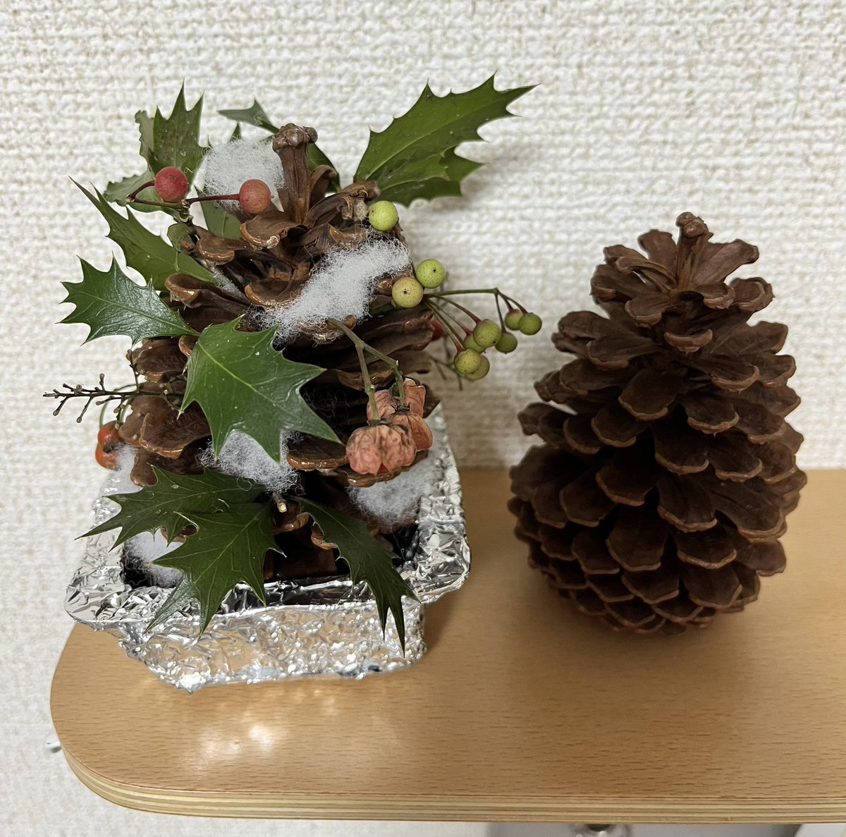 RingRingRingoo's tweet photo. 大きな松ぼっくりをもらったので娘と一緒にクリスマスツリー風作りました✨雪をのせて❄️
もう一つはアロマストーンならぬ、アロマ松ぼっくり、いや、あろまつぼっくりにしてエッセンシャルオイルを垂らしてみました😊
#エッセンシャルオイル
#あろまつぼっくり
#クリスマスツリー
#自然の香りを楽しむ https://t.co/oacUhAxL45