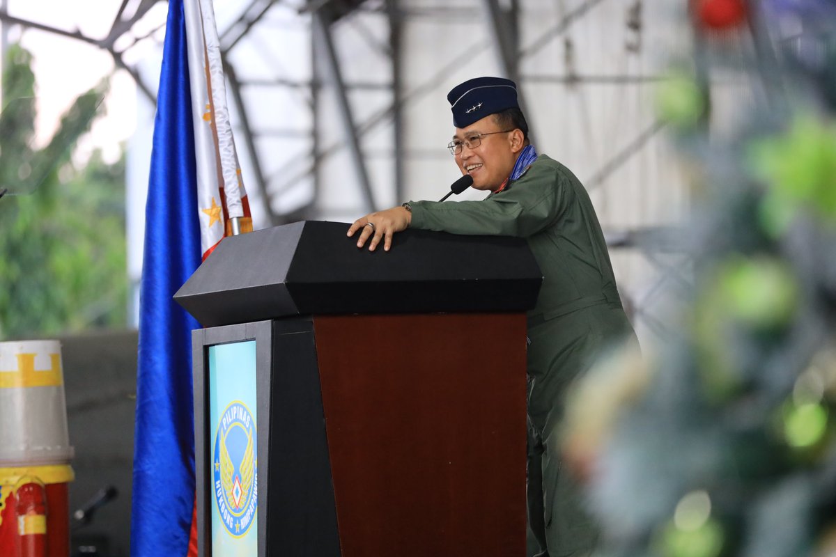 PhilAirForce's tweet photo. PAF NEWS | CG, PAF visits Western and Central Visayas Units, extends holiday greetings
See full story ππ»
https://t.co/dHy1LTPZWJ
#AccelerateWithExcellence #GuardiansOfOurPreciousSkies #PAFYouCanTrust #OneAFPOnePhilippines #StrongAFPStrongPhilippines #AFPYouCanTrust https://t.co/mtX2Y5JkEh