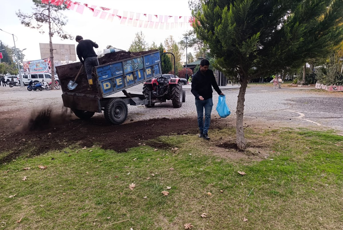 SbbPark's tweet photo. 📍Birecik Sahil Park ❤️ 

Park ve Bahçeler Daire Başkanlığına bağlı ekiplerimiz; 🚧👷

Ara Çim Ekimi çalışmalarını sürdürmektedir.
🍀🍃🌿

@sanliurfabld 
@MithatCanKutluc 
@halilaldeniz_ 
@urunyahya 
@Tuba_Yaygin 
@mesuthicri https://t.co/wuuAVUooLA