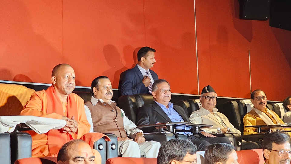 DrNeerajBora's tweet photo. कल मध्याह्न मा. मुख्यमंत्री @myogiadityanath  जी व साथी जनप्रतिनिधियों के साथ निर्देशक श्री धीरज सरना की फिल्म '#SabarmatiReport' देखी। गोधरा में साल 2002 में हुई लोमहर्षक घटना पर आधारित यह फिल्म सबको देखनी चाहिए। https://t.co/2243gevNbl